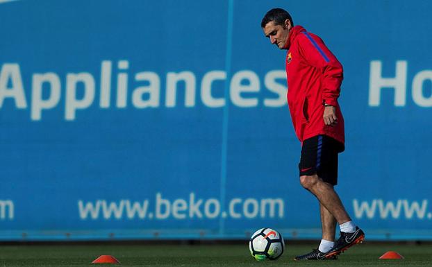 El entrenador del Barcelona, Ernesto Valverde durante un entrenamiento. 