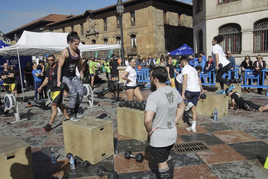 La encargada de dar el pistoletazo de salida a la carrera fue su viuda, Marta Valle, que afirmó que esta cita era «muy emocionante» y agradeció a todos los participantes el recuerdo al bombero fallecido en el incendio de la calle Uría