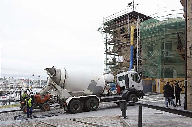 Los andamios cubren todas las fachadas de la Casa Paquet. 
