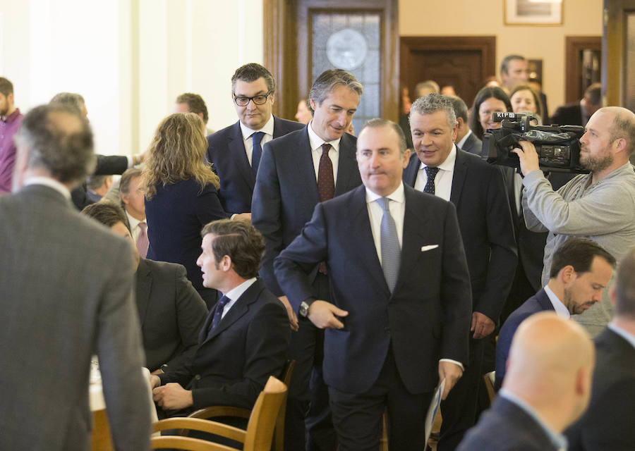 El ministro de Fomento, Íñigo de la Serna, ha analizado el presente y futuro de las infraestructuras en Asturias en el Fórum EL COMERCIO, organizado en colaboración con el SabadellHerrero. 