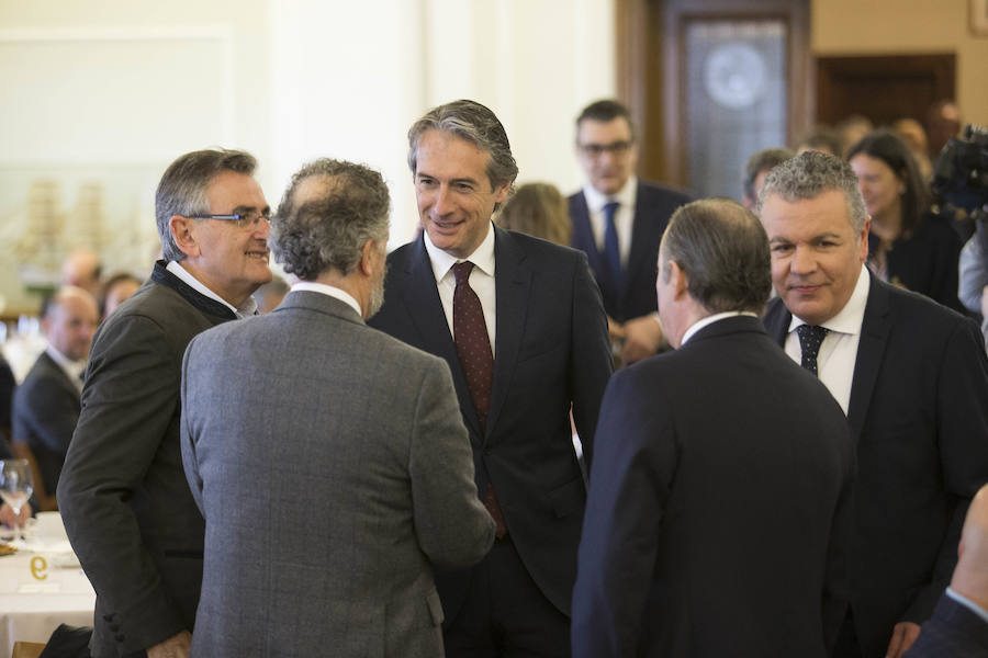 El ministro de Fomento, Íñigo de la Serna, ha analizado el presente y futuro de las infraestructuras en Asturias en el Fórum EL COMERCIO, organizado en colaboración con el SabadellHerrero. 