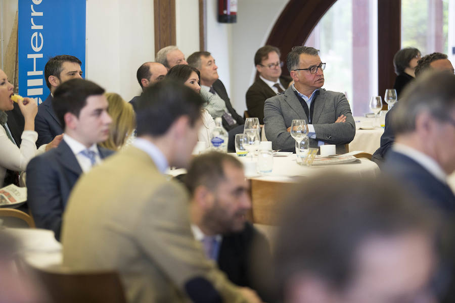 El ministro de Fomento, Íñigo de la Serna, ha analizado el presente y futuro de las infraestructuras en Asturias en el Fórum EL COMERCIO, organizado en colaboración con el SabadellHerrero. 