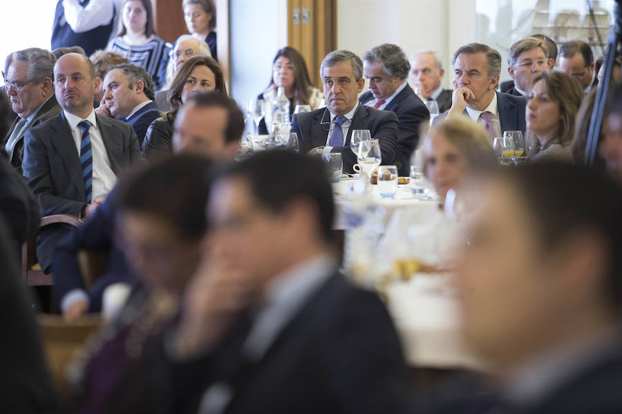 El ministro de Fomento, Íñigo de la Serna, ha analizado el presente y futuro de las infraestructuras en Asturias en el Fórum EL COMERCIO, organizado en colaboración con el SabadellHerrero. 