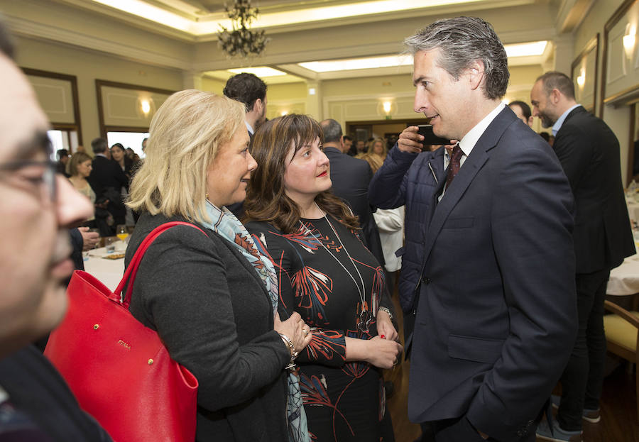 El ministro de Fomento, Íñigo de la Serna, ha analizado el presente y futuro de las infraestructuras en Asturias en el Fórum EL COMERCIO, organizado en colaboración con el SabadellHerrero. 