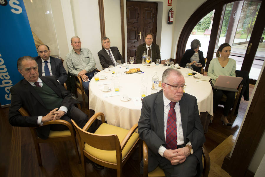 El ministro de Fomento, Íñigo de la Serna, ha analizado el presente y futuro de las infraestructuras en Asturias en el Fórum EL COMERCIO, organizado en colaboración con el SabadellHerrero. 