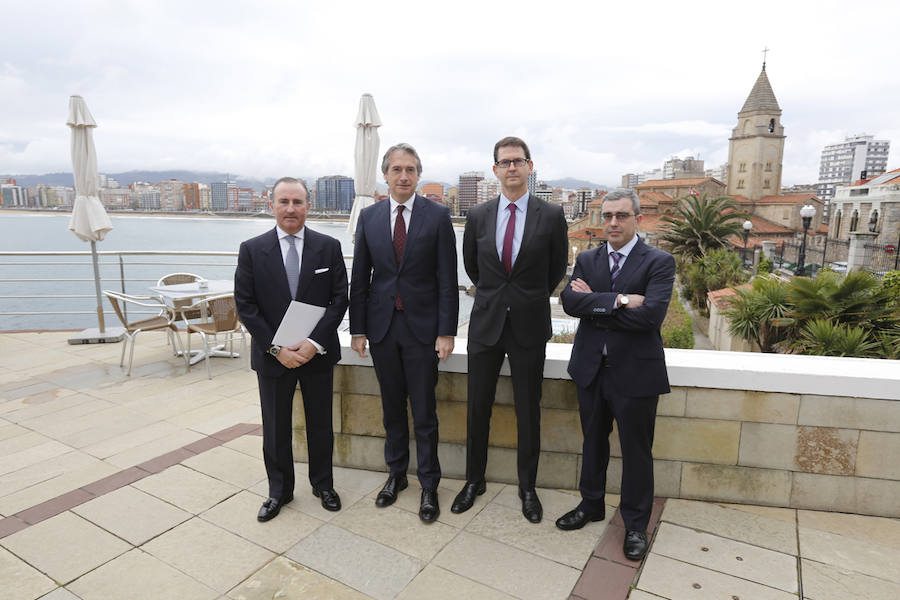 El ministro de Fomento, Íñigo de la Serna, ha analizado el presente y futuro de las infraestructuras en Asturias en el Fórum EL COMERCIO, organizado en colaboración con el SabadellHerrero. 