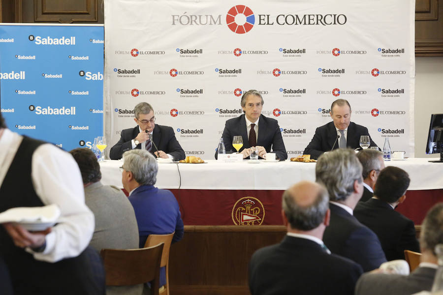 El ministro de Fomento, Íñigo de la Serna, ha analizado el presente y futuro de las infraestructuras en Asturias en el Fórum EL COMERCIO, organizado en colaboración con el SabadellHerrero. 