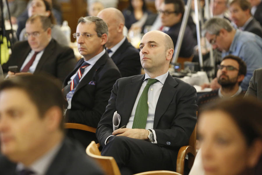 El ministro de Fomento, Íñigo de la Serna, ha analizado el presente y futuro de las infraestructuras en Asturias en el Fórum EL COMERCIO, organizado en colaboración con el SabadellHerrero. 