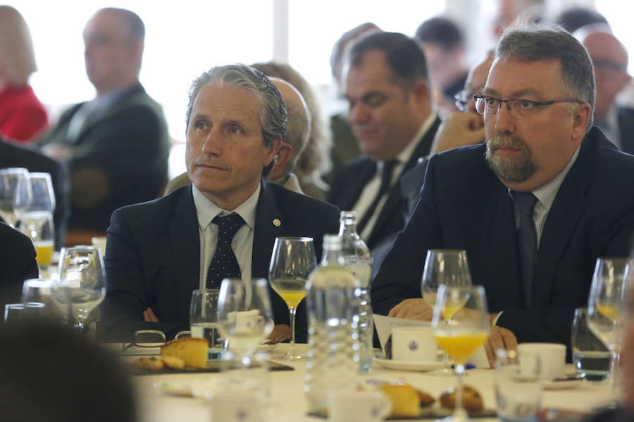 El ministro de Fomento, Íñigo de la Serna, ha analizado el presente y futuro de las infraestructuras en Asturias en el Fórum EL COMERCIO, organizado en colaboración con el SabadellHerrero. 