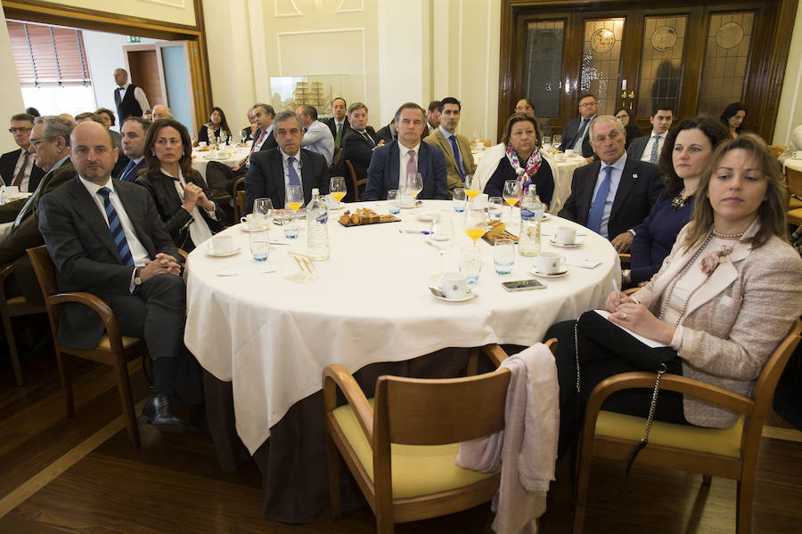 El ministro de Fomento, Íñigo de la Serna, ha analizado el presente y futuro de las infraestructuras en Asturias en el Fórum EL COMERCIO, organizado en colaboración con el SabadellHerrero. 
