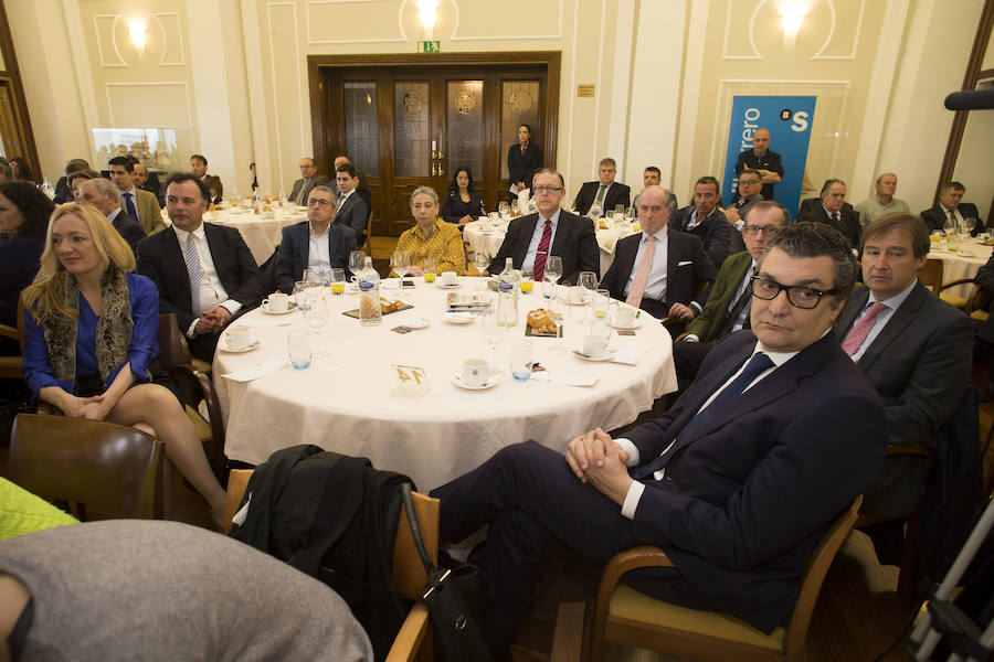 El ministro de Fomento, Íñigo de la Serna, ha analizado el presente y futuro de las infraestructuras en Asturias en el Fórum EL COMERCIO, organizado en colaboración con el SabadellHerrero. 