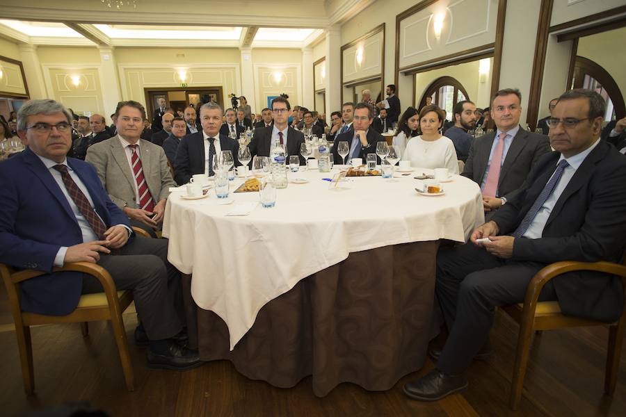 El ministro de Fomento, Íñigo de la Serna, ha analizado el presente y futuro de las infraestructuras en Asturias en el Fórum EL COMERCIO, organizado en colaboración con el SabadellHerrero. 