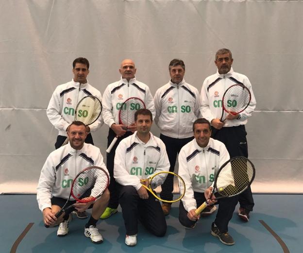 Los integrantes del equipo de tenis del Santa Olaya. :: S. O.
