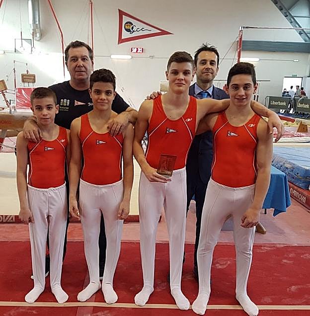 Los gimnastas Xuan Ceñal, Pelayo Rubio, Dani Tuya y Pelayo Mateo, con sus técnicos José Luis González 'Uli' y Pablo Carriles. 