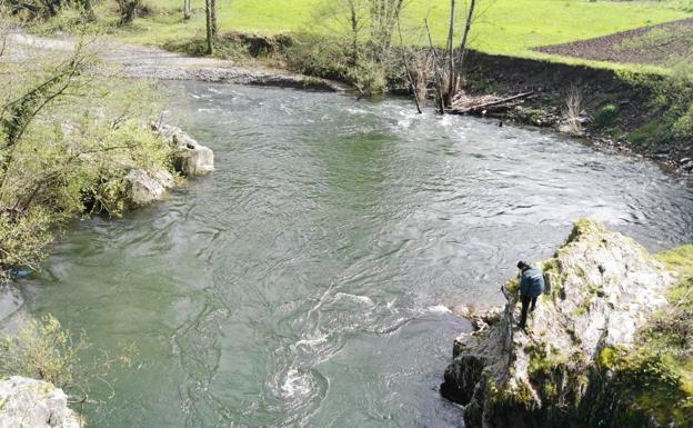 Buscan en el río Narcea a un vecino de Cangas desaparecido hace más de una semana