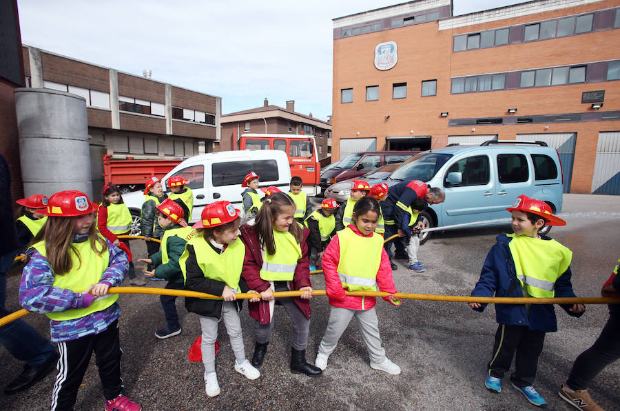 Bomberos de Oviedo han visitado este miércoles el colegio Fozaneldi y han enseñado a los escolares cómo es su día a día. Los más pequeños no han dudado en ponerse el casco y seguir las indicaciones de los profesionales para aprender cómo apagar incendios. 