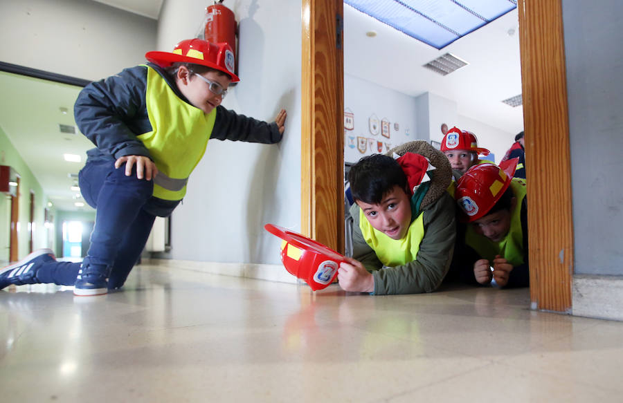 Bomberos de Oviedo han visitado este miércoles el colegio Fozaneldi y han enseñado a los escolares cómo es su día a día. Los más pequeños no han dudado en ponerse el casco y seguir las indicaciones de los profesionales para aprender cómo apagar incendios. 