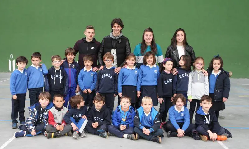Diego Fabbrini, Viti, Yarima y Dámaris hablaron de hábitos saludables con los escolares y les regalaron una entrada para el próximo encuentro del club azul.