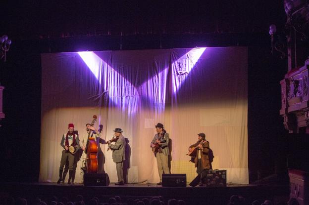 Un momento de la actuación de Los Moussakis en el Teatro Palacio Valdés. 