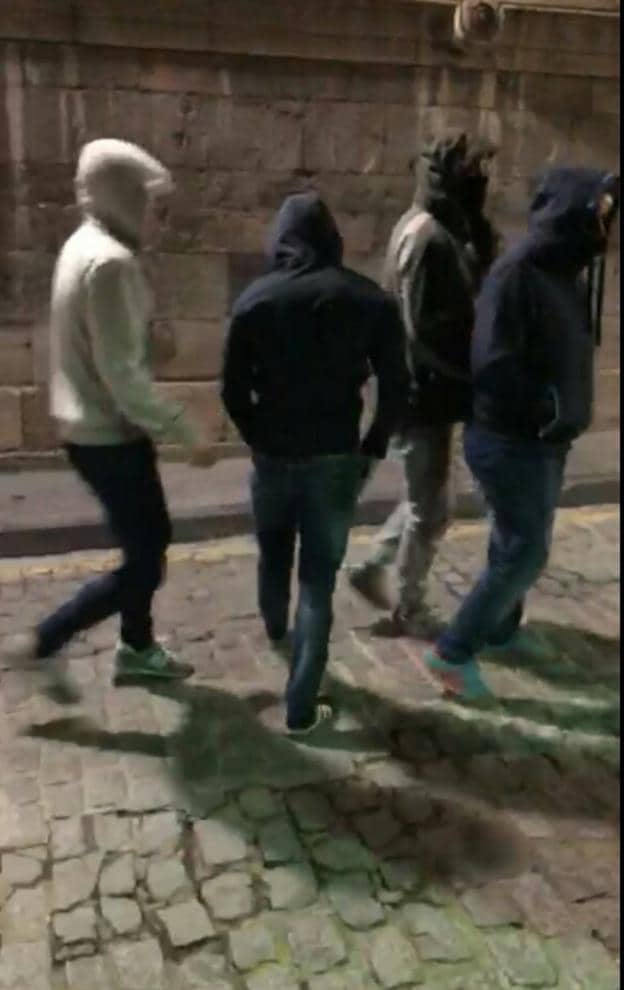 El grupo de presuntos atacantes a los clientes de un pub de Cimavilla, antes de acceder al local. 