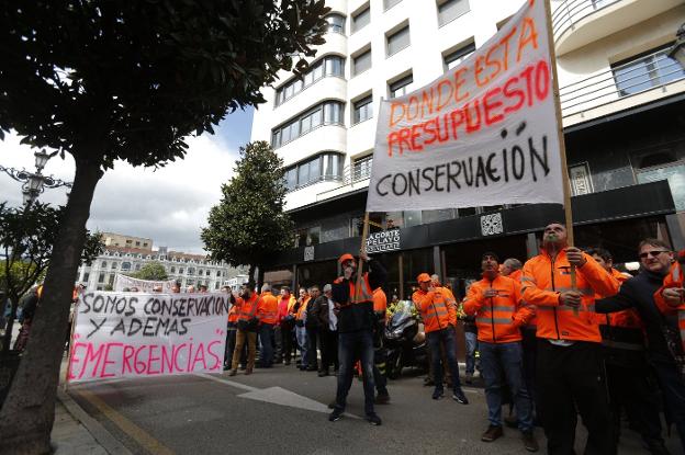 Trabajadores de Conservación de Carreteras protestaron ante la Junta General del Principado. 
