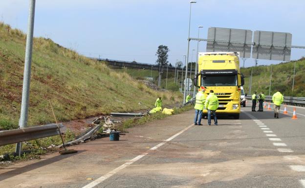 El accidente de un camión obliga a cortar cuatro horas un carril de la A-8