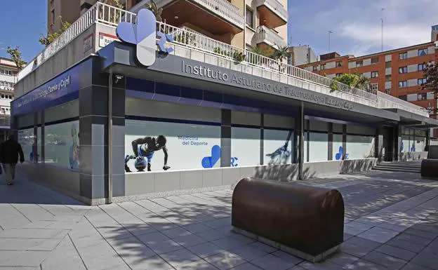Fachada del Instituto Asturiano de Traumatología Ramón y Cajal , en la calle Ramón y Cajal, 17 - Gijón 