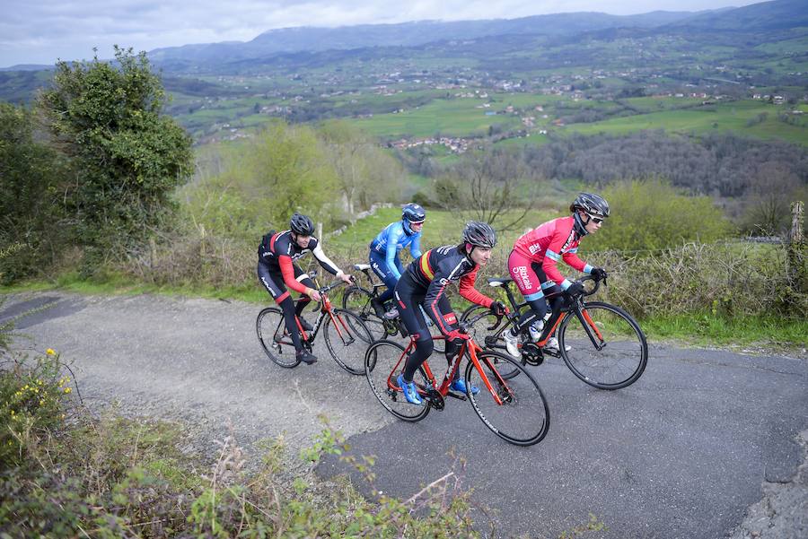Chechu Rubiera, Aida Nuño, Mateo Montes, Alicia González y Lucía González ascendieron este miércoles a la popular campera de Nava, que será meta de una de las etapas reina de la Vuelta a España.