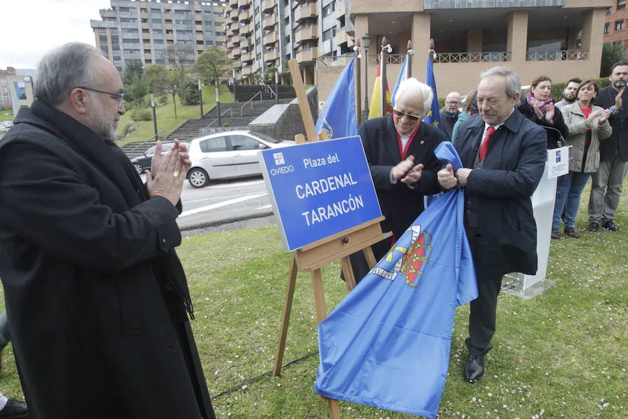 El alcalde de Oviedo, Wenceslao López, el arzobispo, Jesús Sanz, y el padre Ángel han descubierto la placa de la plaza dedicada a quien fuera director de la diócesis en los años 60, el Cardenal Tarancón.