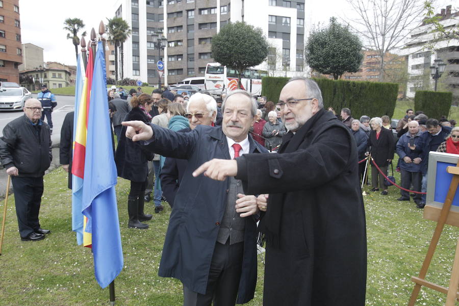 El alcalde de Oviedo, Wenceslao López, el arzobispo, Jesús Sanz, y el padre Ángel han descubierto la placa de la plaza dedicada a quien fuera director de la diócesis en los años 60, el Cardenal Tarancón.