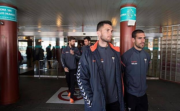 Pelayo Novo, ya en planta, recibe la visita de sus compañeros