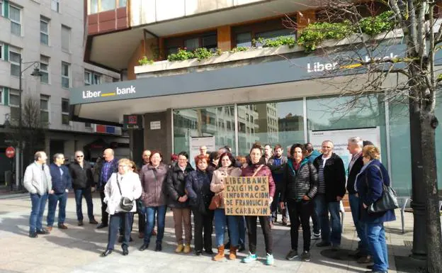 Vecinos de Carbayín se movilizan contra el cambio de gestión de la oficina de Liberbank