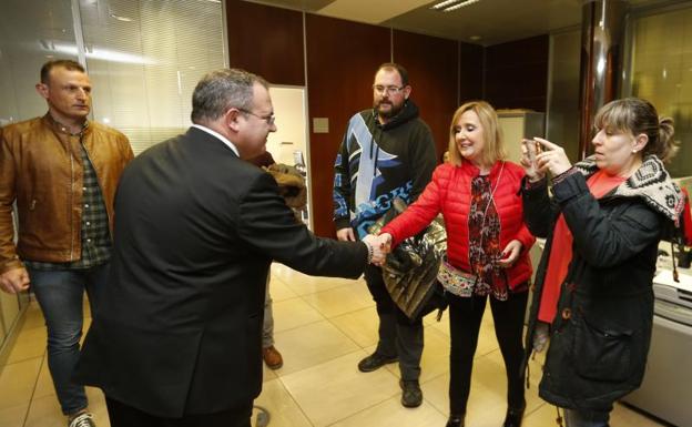 Isaac Pola saluda a los representantes sindicales de Duro Felguera
