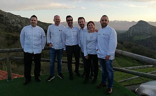 Nacho Solana, Pepe Vieira, Quique Dacosta, Nacho y Esther Manzano y Ricardo Sotres posan antes de servir la cena en Casa Marcial.