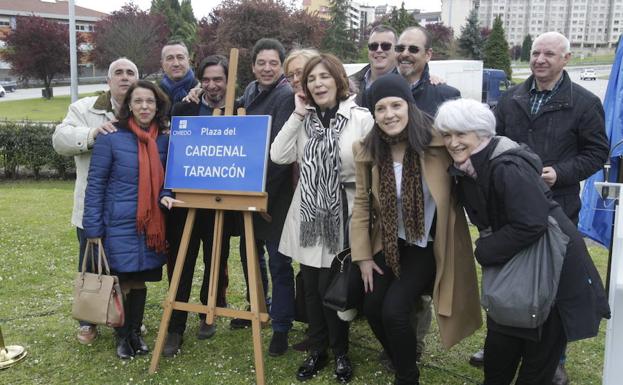 Imagen. Público asistente se fotografía con la placa del Cardenal Tarancón.