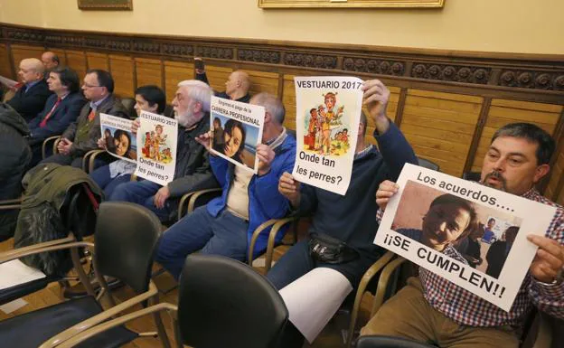 Miembros del sindicato Usipa muestran carteles con fotos de la alcaldesa e ilustraciones, durante su protesta en el salón de plenos. 