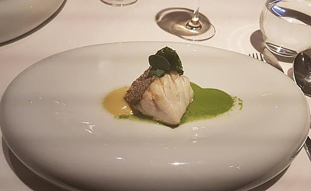 Mero a la brasa, bilbaína y gel de hierbas y limón. Nacho Manzano