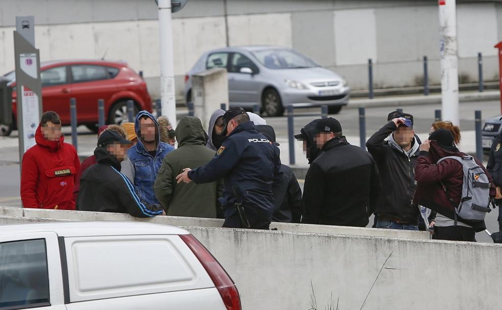 Varios ultras se dieron cita en el exterior del Palacio de Justicia para apoyar a los detenidos. 