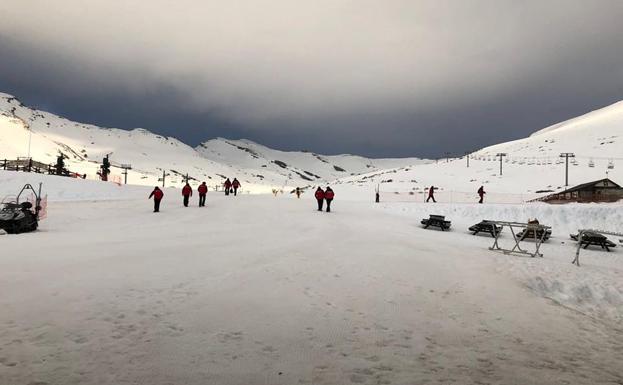 El viento no ha impedido que Alto Campoo continúe abierta a estas alturas