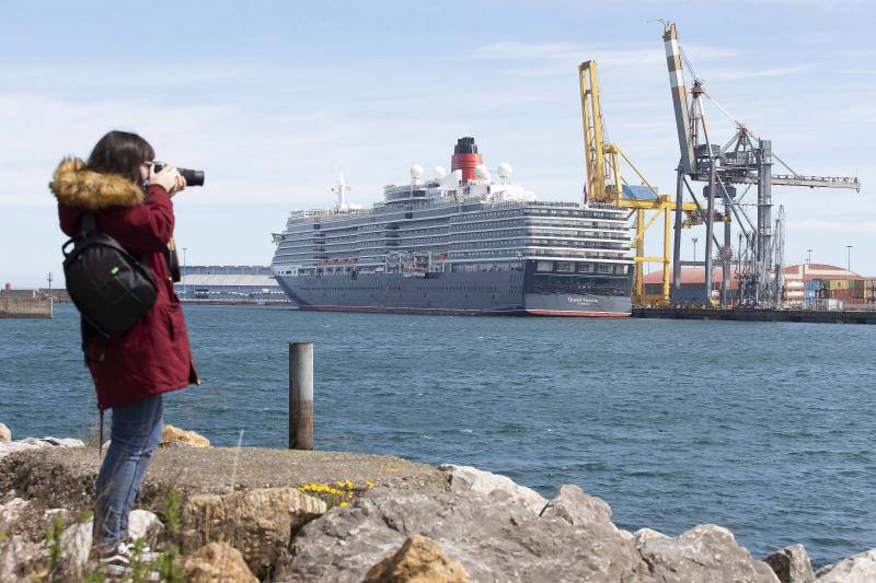 El lujoso 'Queen Victoria', perteneciente a la naviera Cunard Lines, atracó este jueves en la séptima alineación de los muelles de La Osa, en El Musel, con 2.280 pasajeros británicos que podrán disfrutar de Asturias