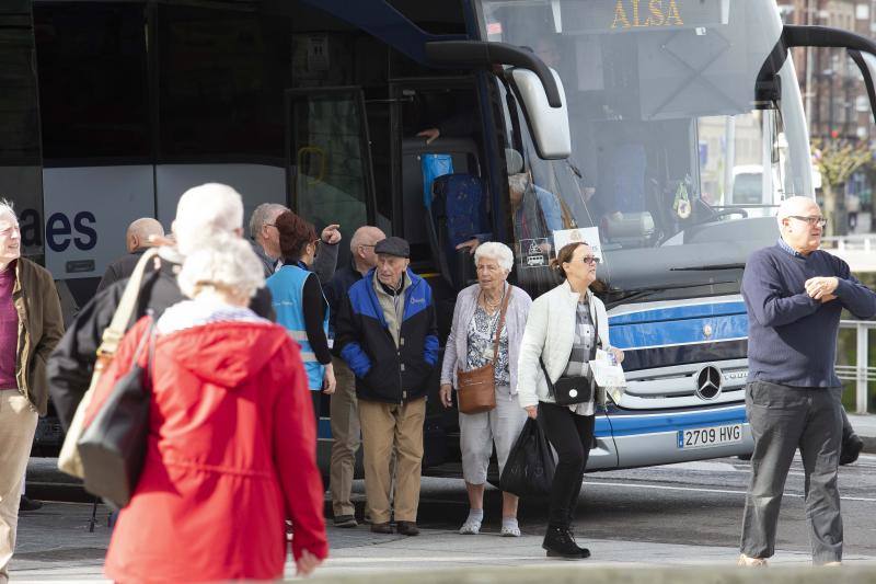 El lujoso 'Queen Victoria', perteneciente a la naviera Cunard Lines, atracó este jueves en la séptima alineación de los muelles de La Osa, en El Musel, con 2.280 pasajeros británicos que podrán disfrutar de Asturias