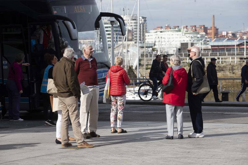 El lujoso 'Queen Victoria', perteneciente a la naviera Cunard Lines, atracó este jueves en la séptima alineación de los muelles de La Osa, en El Musel, con 2.280 pasajeros británicos que podrán disfrutar de Asturias