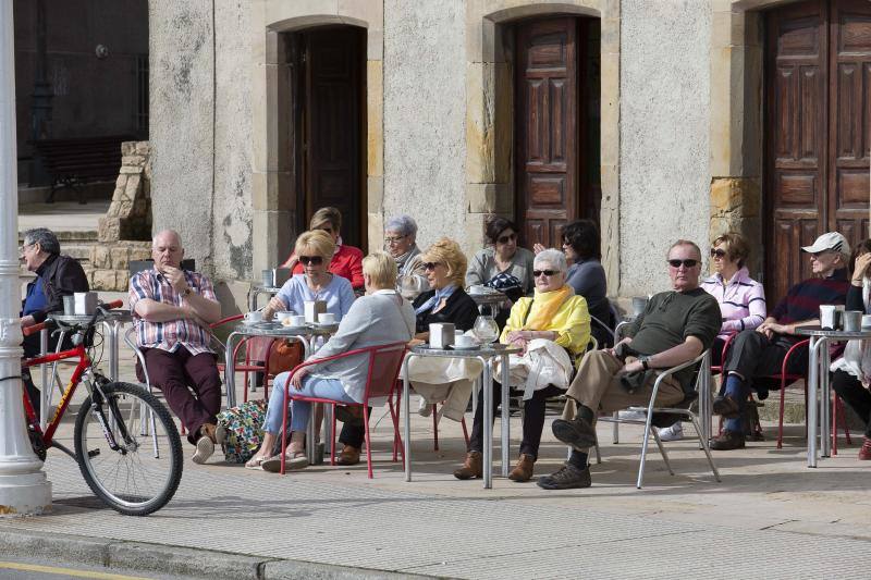 El lujoso 'Queen Victoria', perteneciente a la naviera Cunard Lines, atracó este jueves en la séptima alineación de los muelles de La Osa, en El Musel, con 2.280 pasajeros británicos que podrán disfrutar de Asturias