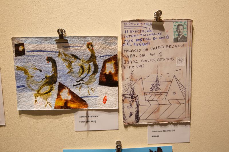 Tarjetas postales intervenidas artísticamente y llegadas por correo ordinario hasta Avilés se exponen en el palacio de Valdecarzana en la tercera muestra de estas características que se celebra en la ciudad.