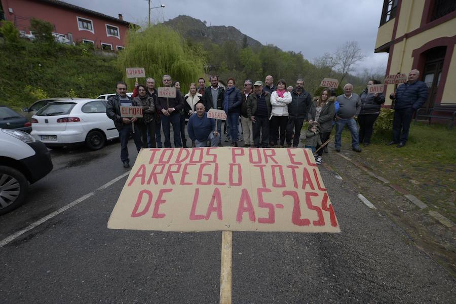 Fotos: Manifestación por el estado de la carretera Piloña -Caso
