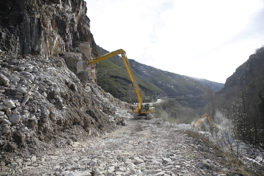 La montaña se derrumbó el 22 de marzo y, desde entonces, la carretera AS-117 está cortada a la altura de Anzó, en Sobrescobio, aislando al concejo de Caso. Los vecinos se han movilizado para reclamar una intervención urgente que permita la reapertura de la vía, pero la inestabilidad de la ladera obliga a actuar con toda la cautela. También se sirven de la ironía y el humor para poner de manifiesto la difícil situación. 