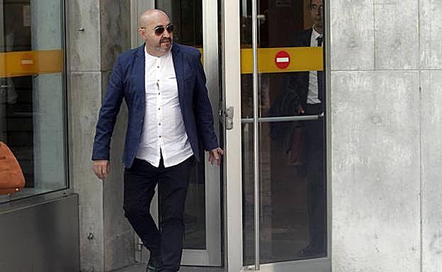 El anterior propietario del club Model's a las puertas de los juzgados de Oviedo.