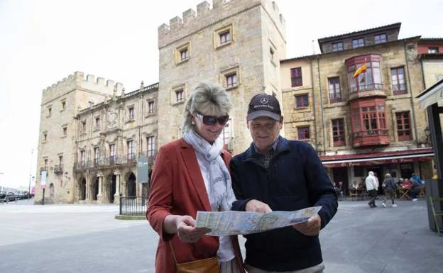 Imagen. Pasajeros del crucero durante su recorrido por la ciudad.