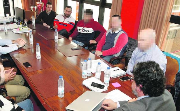 Por la izquierda, Ángel V. L. y Alfonso T. M., con orden de alejamiento de El Molinón, con Fernando Losada, consejero del Sporting, y representantes de colectivos de aficionados, en una reunión celebrada en Mareo el 7 de marzo . 