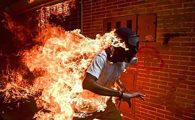 Ronaldo Schemidt gana el World Press Photo 2018 con una foto del manifestante José Víctor Salazar envuelto en llamas durante una protesta en Caracas en mayo de 2017